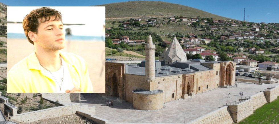 Müzisyen ve içerik üreticisi Nagıb Narin Divriği Ulu Camii'ne hayran kaldı!   
