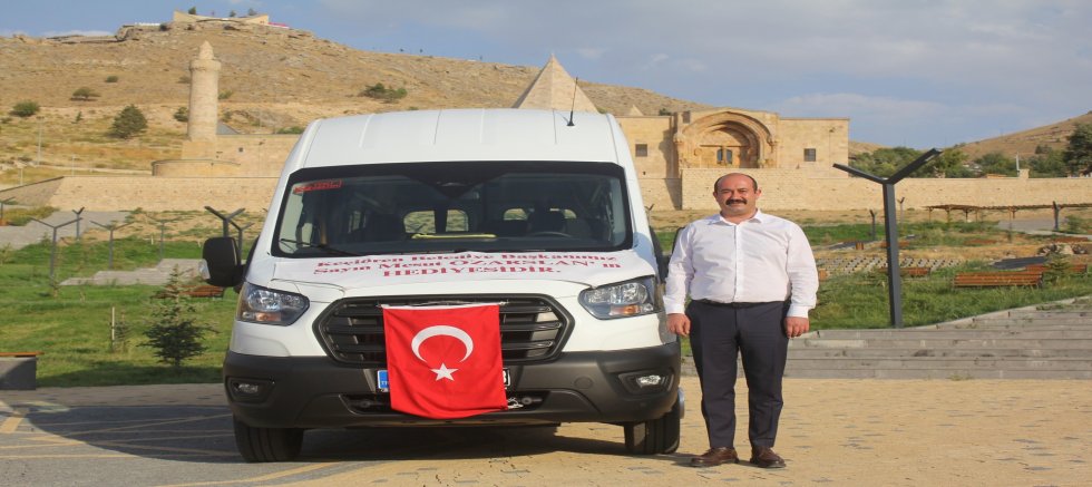 Özarslan’dan Belediyeye Minibüs