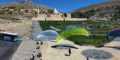 Ayhan Kaya Yamaç Paraşütü Atlayışı Gerçekleştirdi 