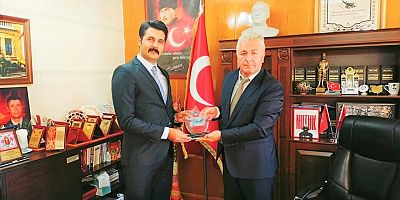 Başkan Gök’ten Kaymakam Mehmet BEK’e Plaket