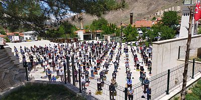 CUMA NAMAZI  2 CAMİ VE CUMHURİYET MEYDANINDA KILINDI