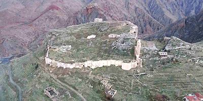 Divriği Kalesi, medeniyetler tarihine ışık tutuyor