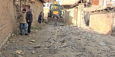 Fırtına duvar yıktı!