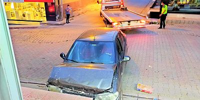 Freni patladı, market duvarına çarptı