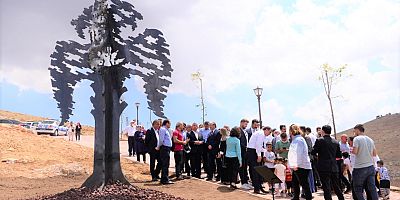 GERÇEK AĞACI ANDIRIYOR