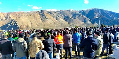 Gözyaşları içinde toprağa verildi