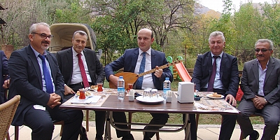 MUHTARLAR GÜNÜ’NDE KAYMAKAM ÖZTABAK’IN BAĞLAMA SÜRPRİZİ