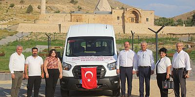 Özarslan’dan Belediyeye Minibüs