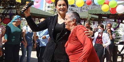 Pınar Dağdelen'den Bakımevinde Sevindiren Konser