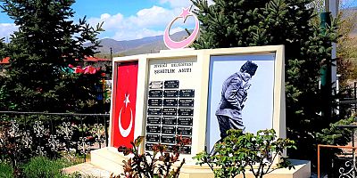 Şehitler Anıtı’nda ki Bayrak ve Atatürk fotoğrafı yenilendi