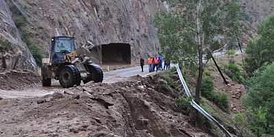 Şiddetli yağmur ve dolu heyelana neden oldu