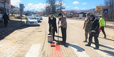 Yaya geçitlerine kırmızı çizgiler çekildi
